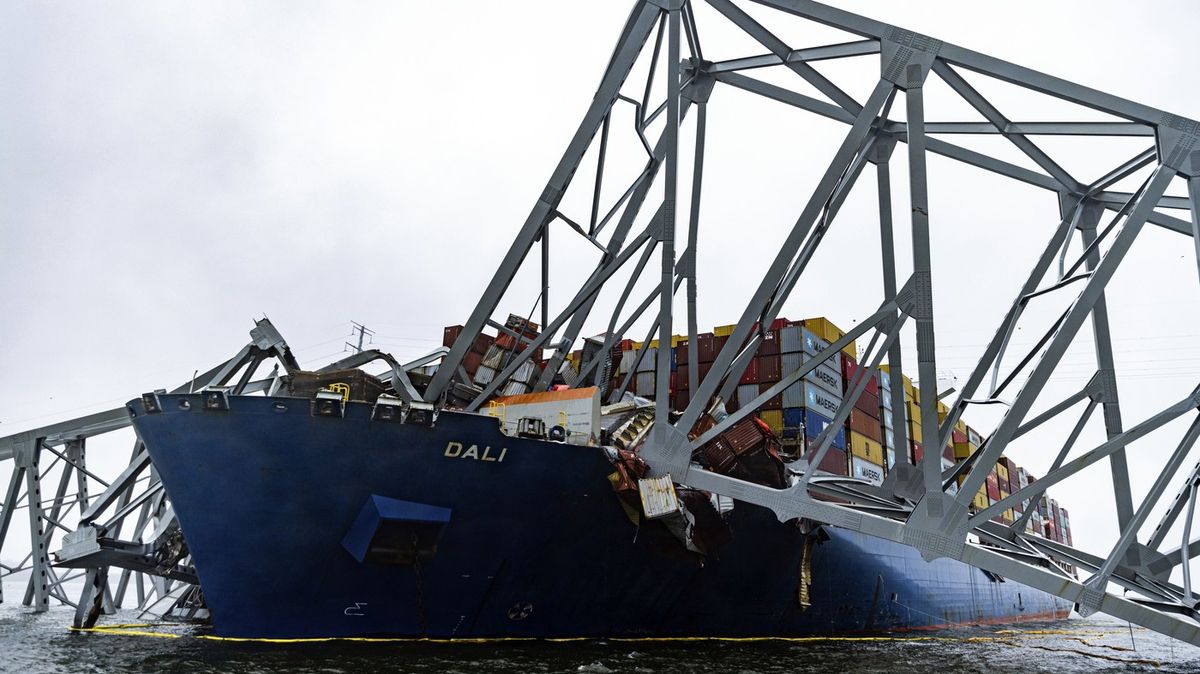 Posádka havarované lodi u Baltimoru může zůstat uvězněná na palubě měsíce